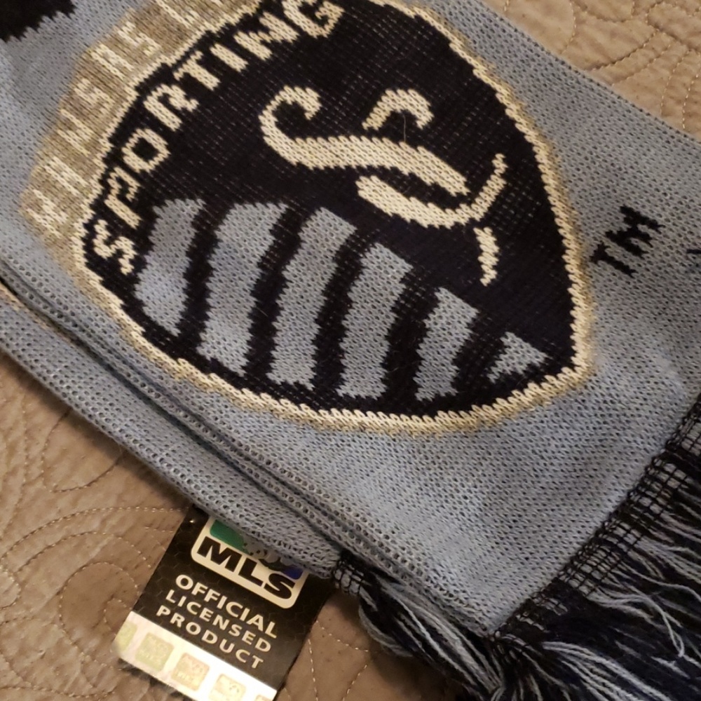 🎉 Scarves - Picture 4 of 4